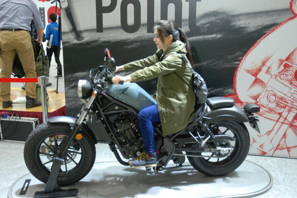 Tokyo Motorcycle Show 19 3月22 23 24日の3日間 有明ビッグサイトで恒例のモーターサイクルショーが開催されました 去年はカワサキのz900rsがトップニュースだったと思いますが 今年の主役は間違いなくスズキのカタナ ナイケンの
