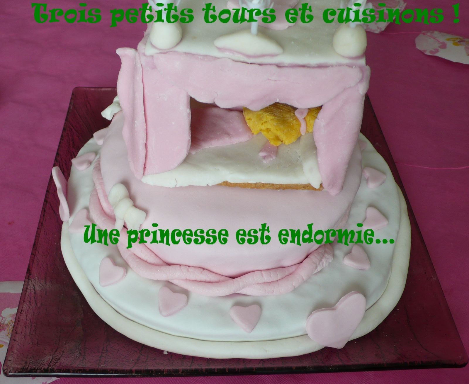 Un Lit A Baldaquin Une Princesse Endormie Un Gateau D Anniversaire Trois Petits Tours Et Cuisinons