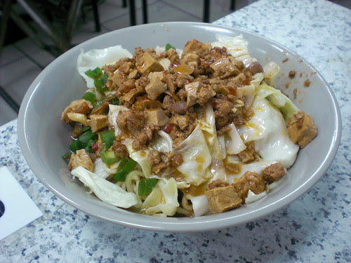 炸醬麵 (bean paste noodles)