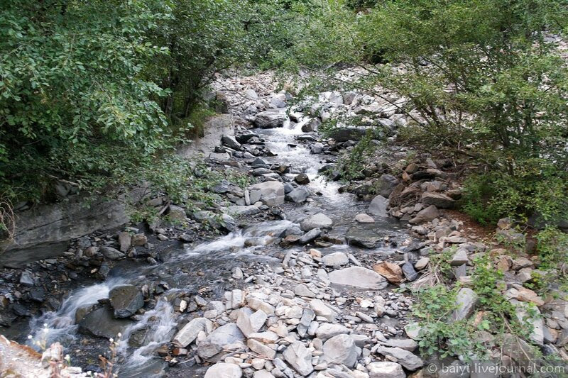 Один из мелких притоков Риони по дороге из Уцеры в Шови