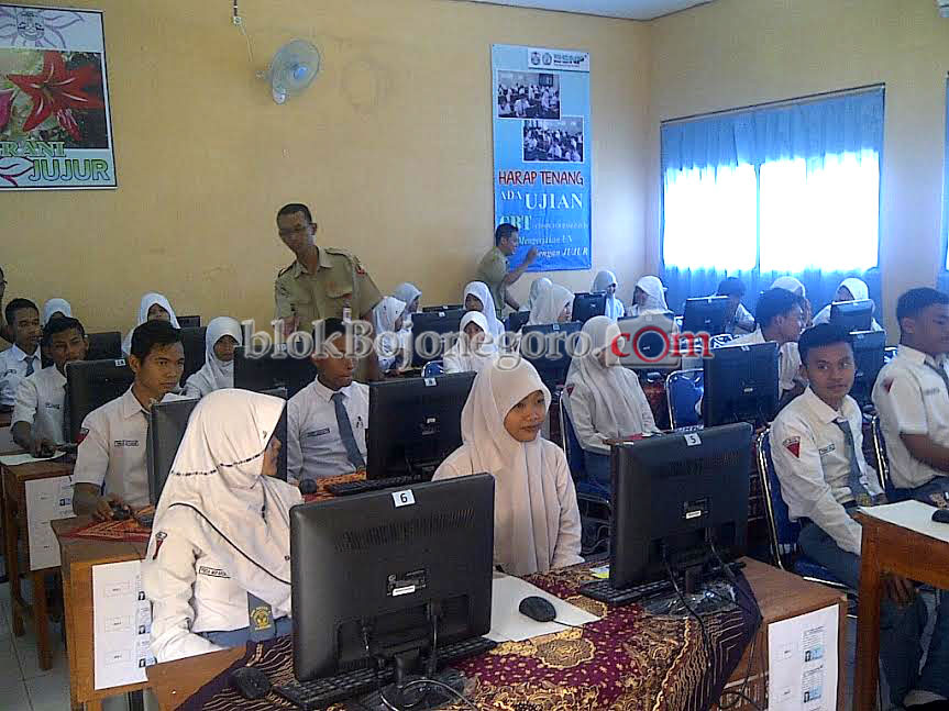 Teknisi Pln Bojonegoro Siap 24 Jam