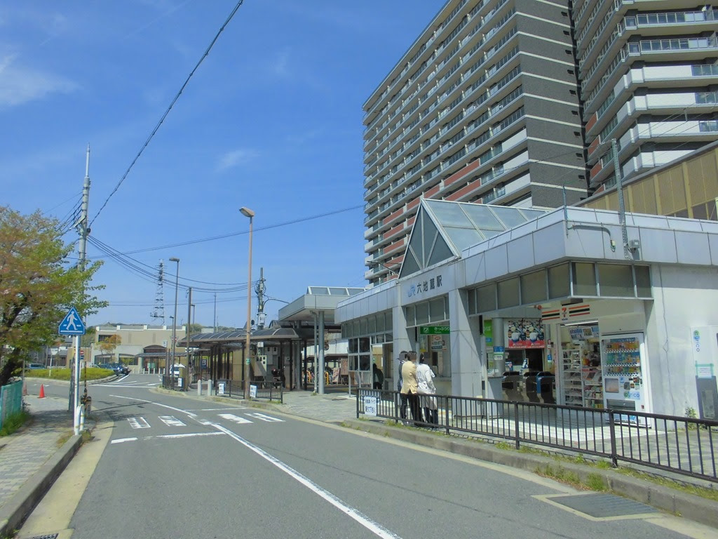 六地蔵駅 京都地下鉄 京都府宇治市 京都市営地下鉄唯一の京都市外にある駅で 宇治 京都両市の木が億ション擁する駅前に花を添える終着駅 ご当地的鉄道メディア えきログkansai