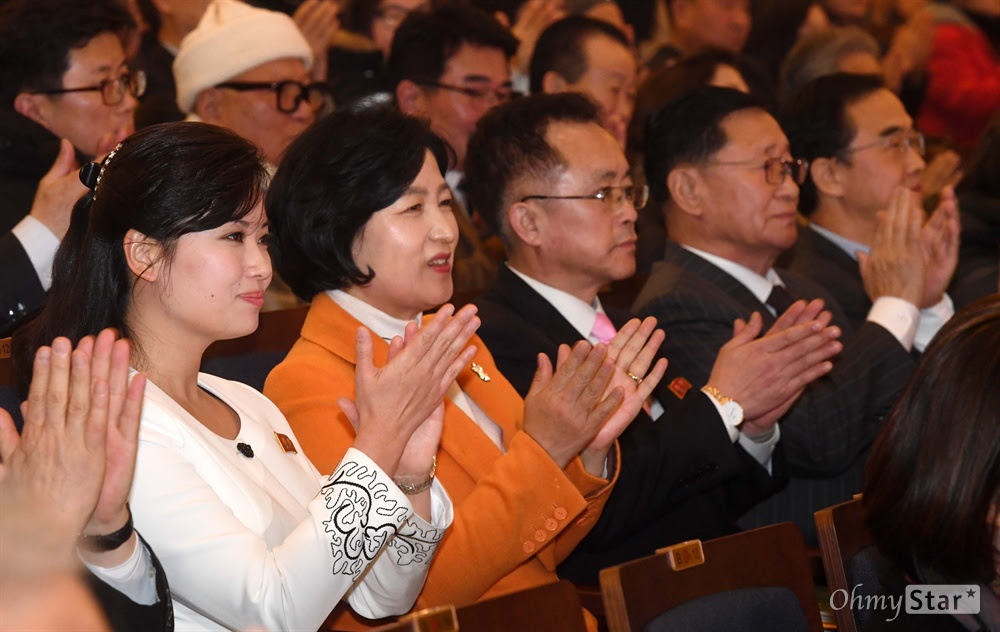 북측 삼지연관현악단 등 강릉 공연 2018평창동계올림픽 및 동계패럴림픽 성공을 기원하는 북측 삼지연관현악단 공연이 8일 강릉아트센터 사임당홀에서 열렸다.이날 공연에는 남자는 배 여자는 항구, J에게, 이별, 당신은 모르실거야, 사랑의 미로, 다함께 차차차, 서인석의 홀로 아리랑과 오페라의 유령 등 서양 교향곡이 포함됐다. 조명균 통일부장관, 북측 권혁봉 문화성 국장, 북측 현송월 부단장, 추미애 더불어민주당 대표 등이 공연을 관람하고 있다.