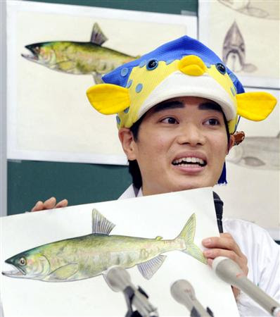 さかなクン お魚大使 に 農水省が任命へ クニマスの絵を手に記者会見する 東京海洋大客員准教授の さかなクン ２０１０年１２月 四国新聞社