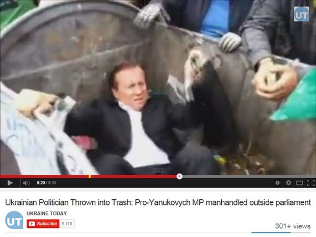 Vídeo mostra momento em que manifestantes jogam deputado em lata de lixo perto do Parlamento ucraniano, em Kiev, nesta terça-feira (16) (Foto: Reprodução/Youtube/Ukraine Today)
