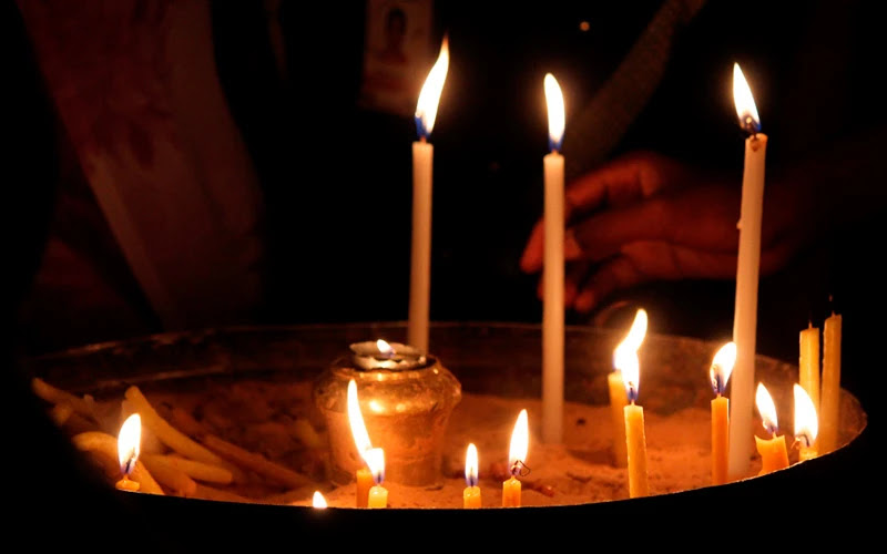 Velas en el Santo Sepulcro. Foto: Lauren Cater / ACI Prensa