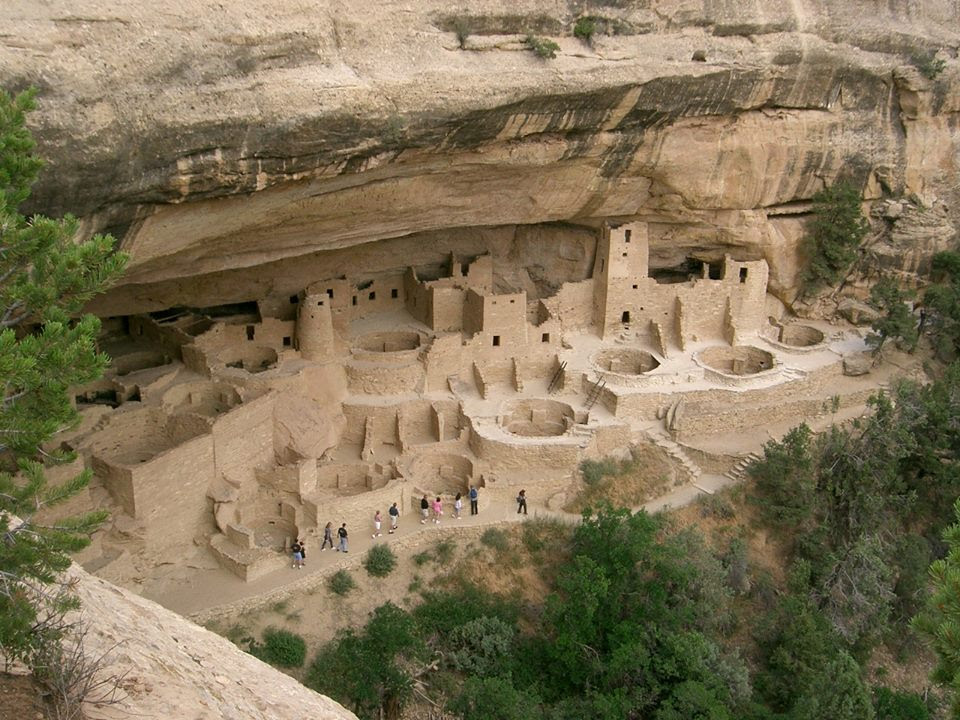 MESA VERDE es un parque nacional de los Estados Unidos, declarado Patrimonio de la Humanidad por la Unesco en 1978. Está situado en el sudoeste de Colorado, y contiene habitaciones y aldeas construidas por los Anasazi.