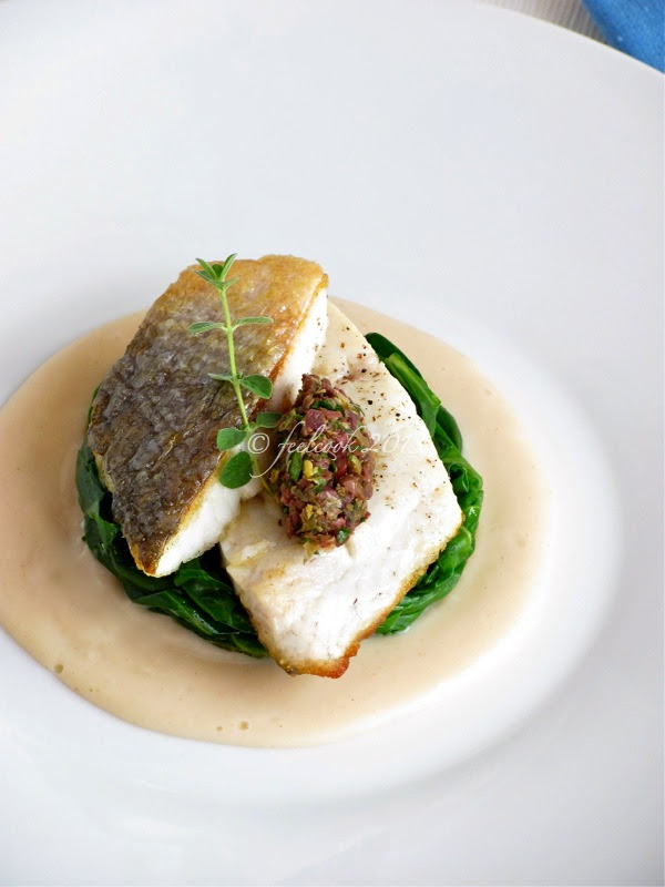 Filetto di orata con salsa di grissini, capperi e olive