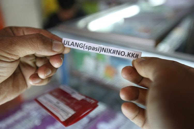 Seorang warga terlihat sedang registrasi SIM card miliknya di salah satu gerai di kawasan Bumi Serpong Damai, Tangerang, Banten, Selasa (7/11/2017). Pemerintah mewajibkan registrasi ulang SIM card bagi para pengguna telepon seluler hingga 28 Februari 2018 dengan memakai nomor NIK dan kartu keluarga (KK).
