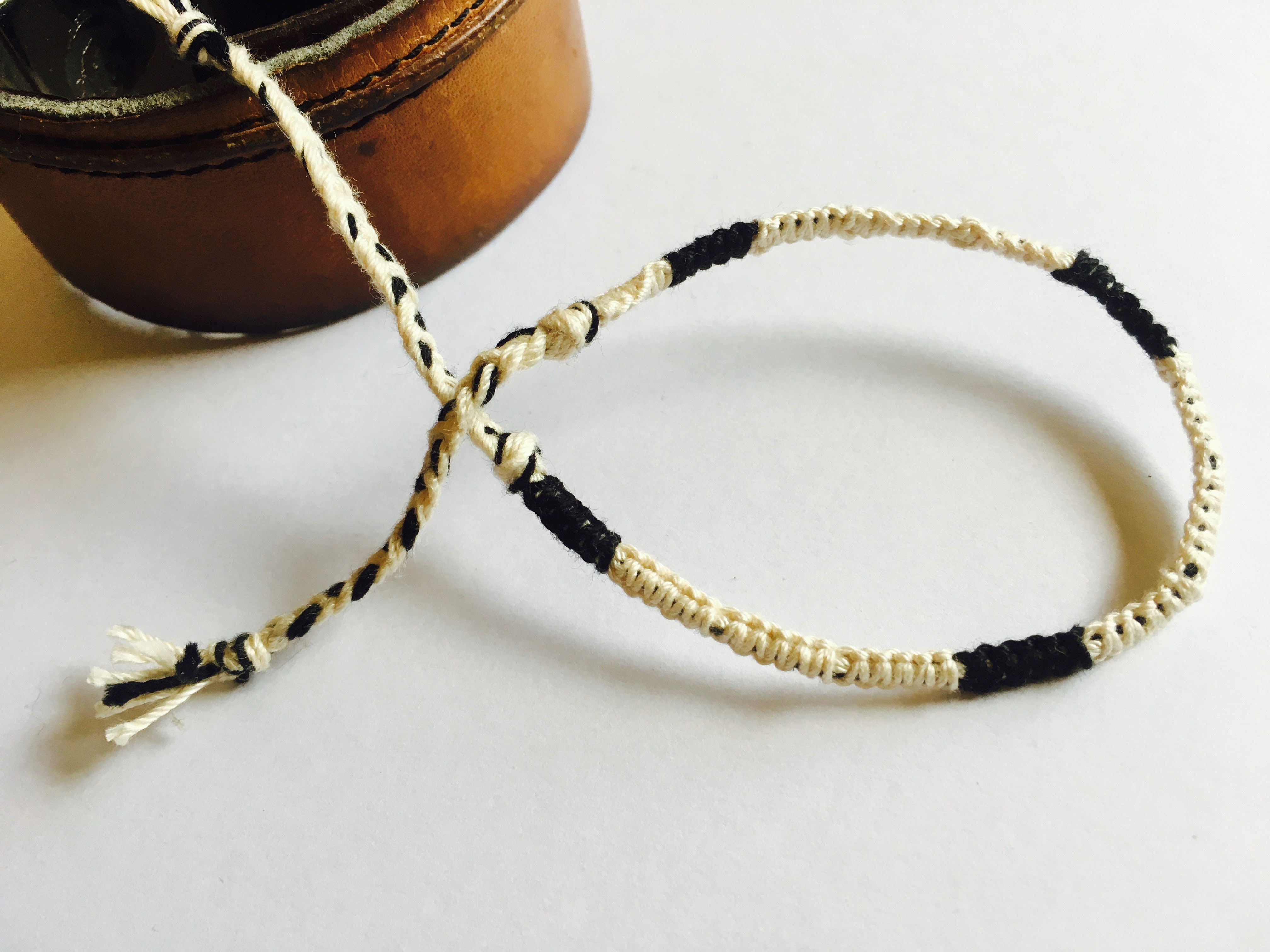 ミサンガの編み方 平結び でシンプル２色ミサンガの作り方 ミサンガさん 自分で作るミサンガweb参考書