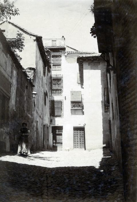 Callejón de San Ginés en junio de 1905. Fotógrafo anónimo. Colección Luis Alba. Ayuntamiento de Toledo