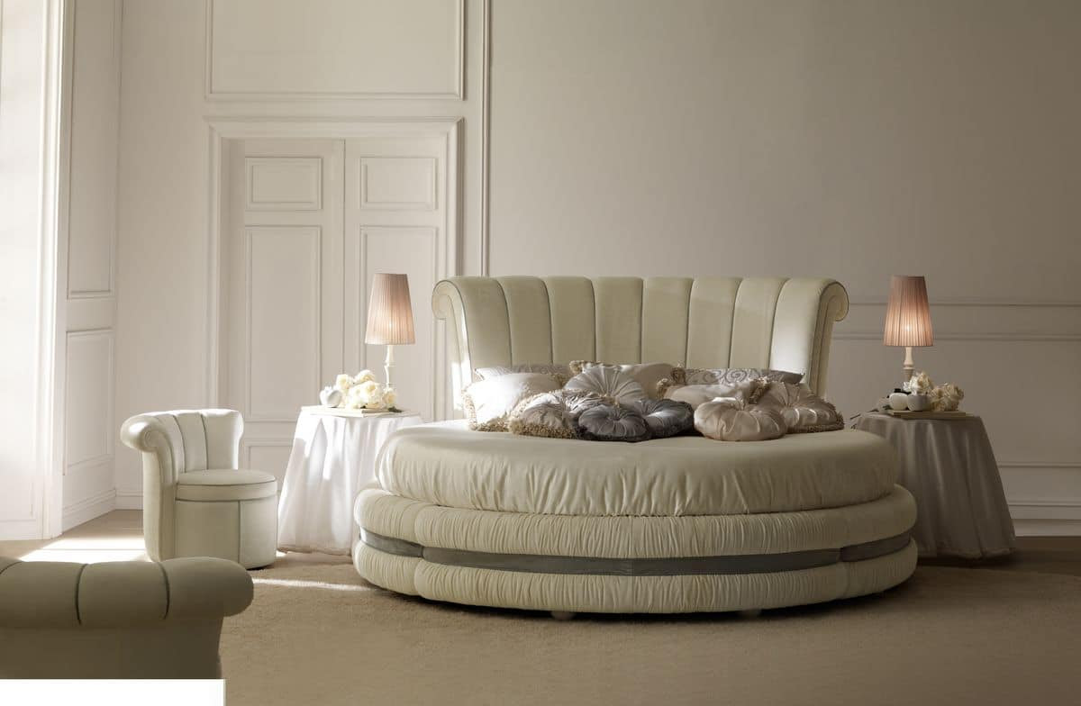Letto rotondo di lusso, imbottito e rivestito in pelle o ...