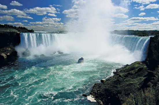 http://www.cse.buffalo.edu/cocoon2009/images/Niagara_Falls_Horseshoe%20Falls.jpg