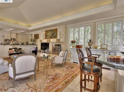 motley crue frontman vince neil selling stately mansion