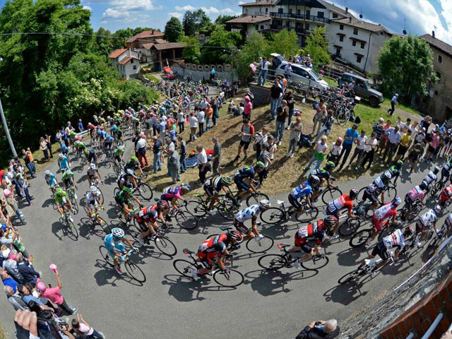 Pelotão na 14ª etapa do Giro de 2014