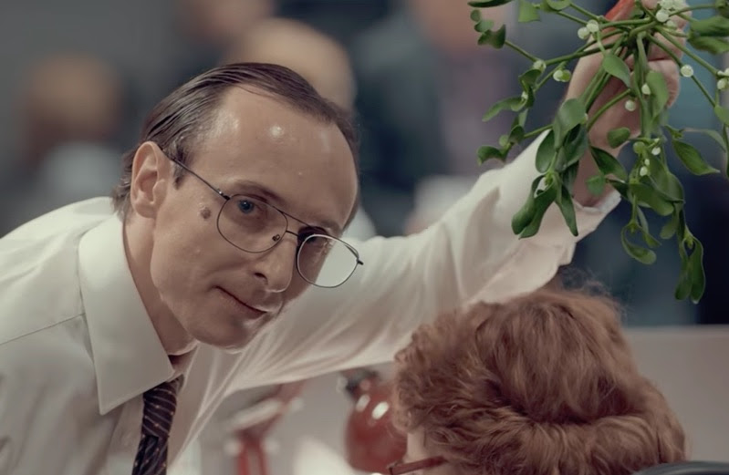 近づく恐怖の宿り木キス男 早く携帯を充電して逃げろ Huawei Presents The Escape Mifdesign Antenna