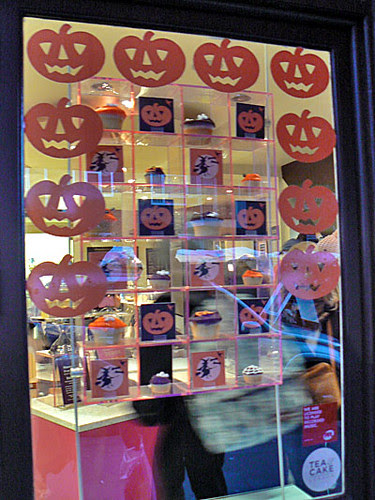 vitrine hummingbird bakery.jpg