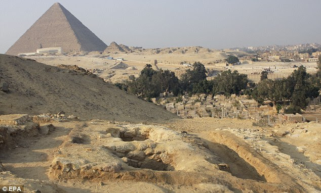 Newly-discovered tombs of workers