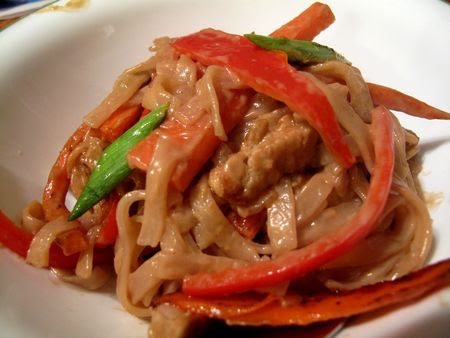 tofu_genre_poulet_avec_fettucine_sauce_aux_arachides