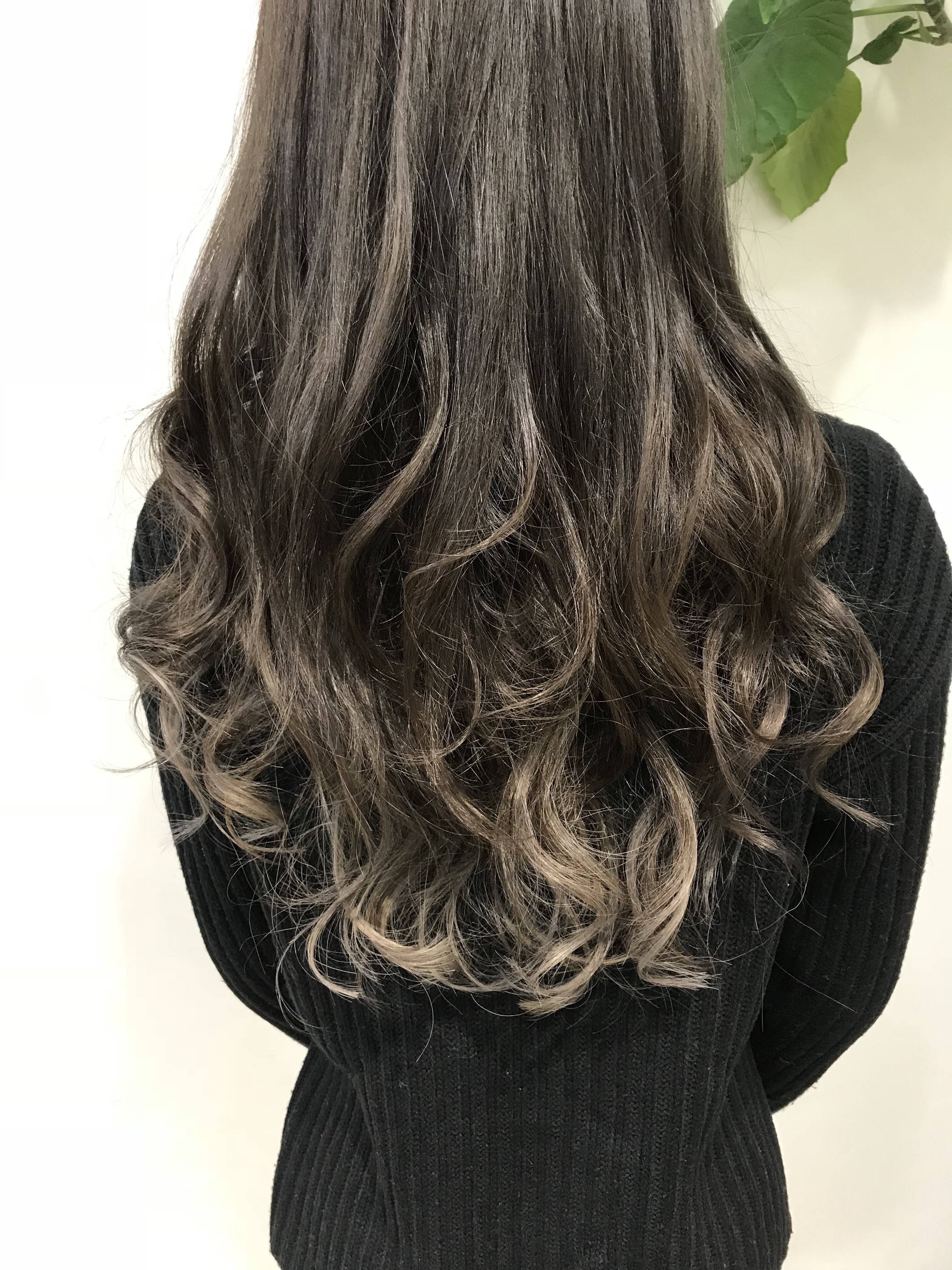 ブリーチなし シールエクステでアッシュグレージュの暗めグラデーションカラーに ミネコラ質感矯正 などヘアケア トリートメントに特化した渋谷の美容室セルサスの公式サイトです