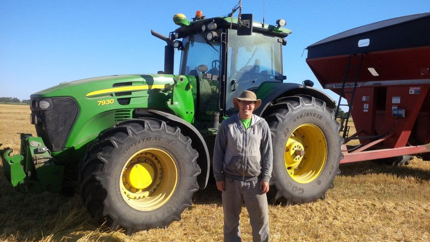 Matt Reimer junto al tractor autónomo que creó usando software libre 