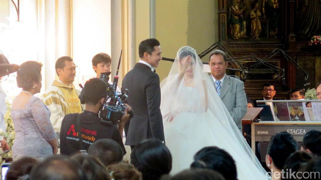 Just Married! Sandra Dewi Pamer Cincin ke Tamu