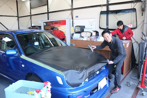 車の塗装が経年劣化で白ボケ クリア剥がれ 再塗装せずに カーラッピングで解決 デントリペア ウインドリペア専門店 大阪 交野市のデントスマイル 京都 奈良 滋賀 兵庫からでも日帰り修理可能