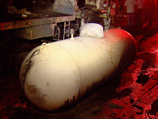 Explosão ocorreu após o rompimento de uma válvula durante a troca de cilindros, segundo bombeiros (Foto: Reprodução/Rede Amazônica)