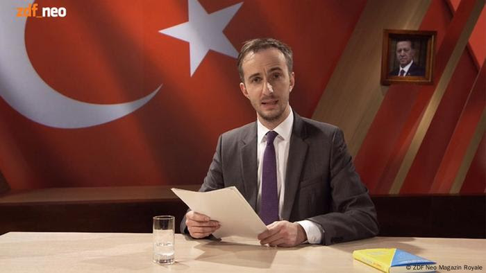 Screenshot Jan Böhmermann in ZDF Neo Magazin Royale rezitiert Gedicht über Erdogan