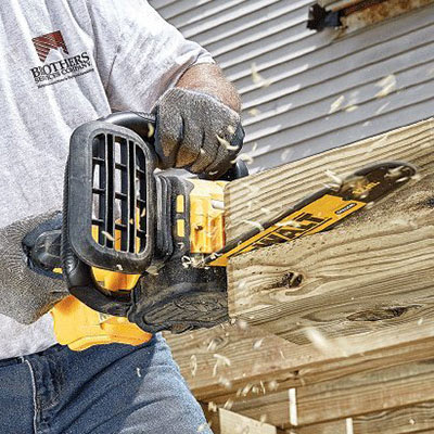 DEWALT DCCS620P1 cutting timber at home