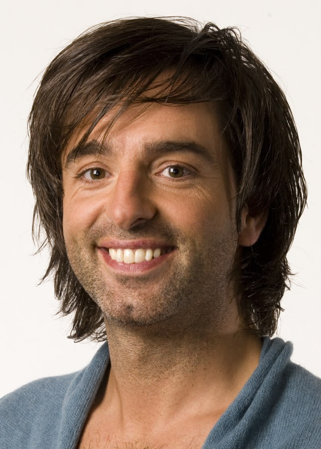 Jongen met warrig kapsel en haar dat half over de oren ...