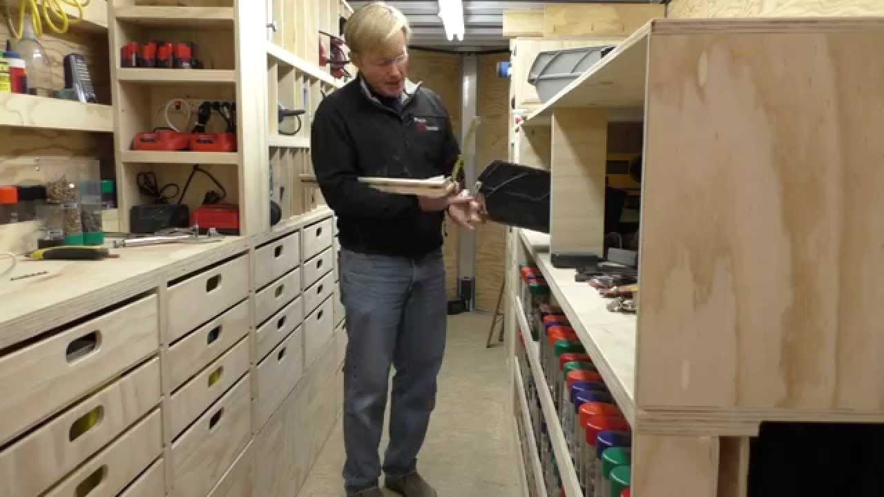 BUILDING A MOBILE WOODSHOP (Part 31) A cool pull out shelf that works 