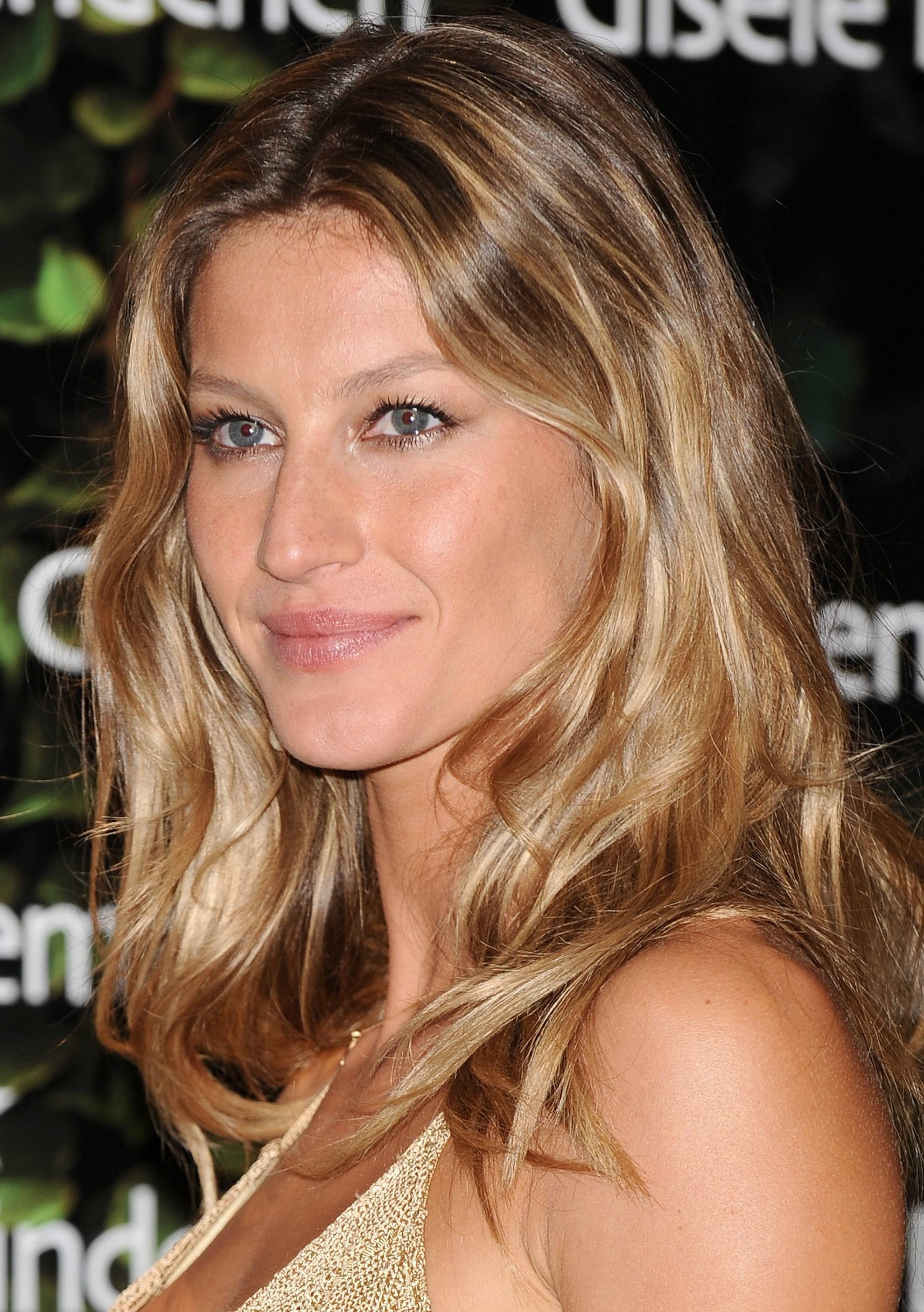 Hairstyle Ideas When Growing Out Short Hair