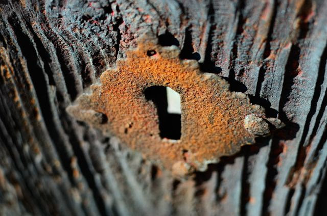 Rusty keyhole [enlarge]