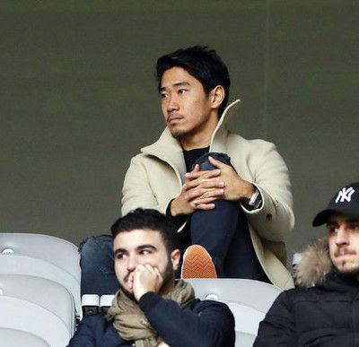 香川コートの襟立て １人静かにスタンドから観戦 It S A Sports World