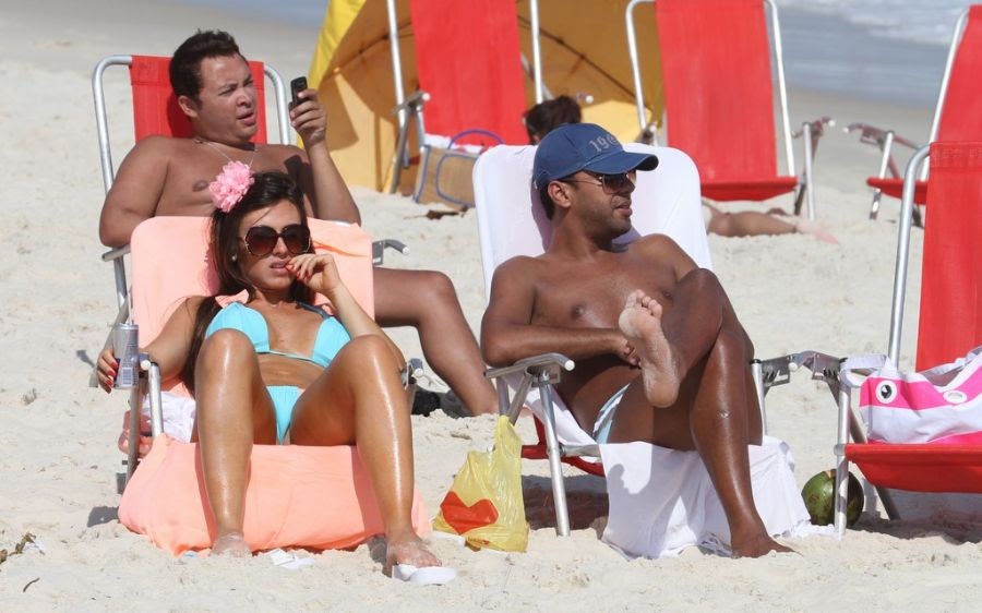 Nicole Bahls toma sol exibe corpão / Dilson Silva/AgNews