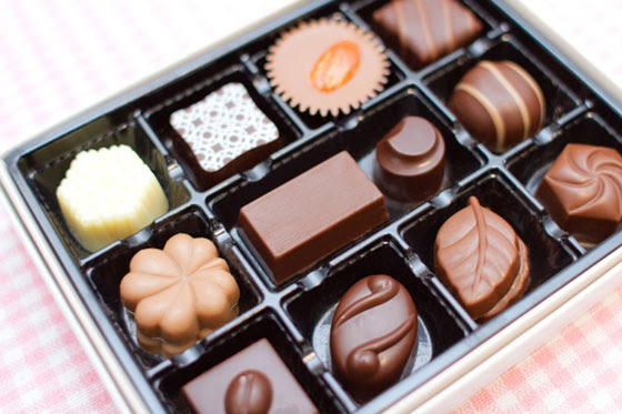 フリー素材 箱に入ったチョコレートを撮影したフリー写真素材