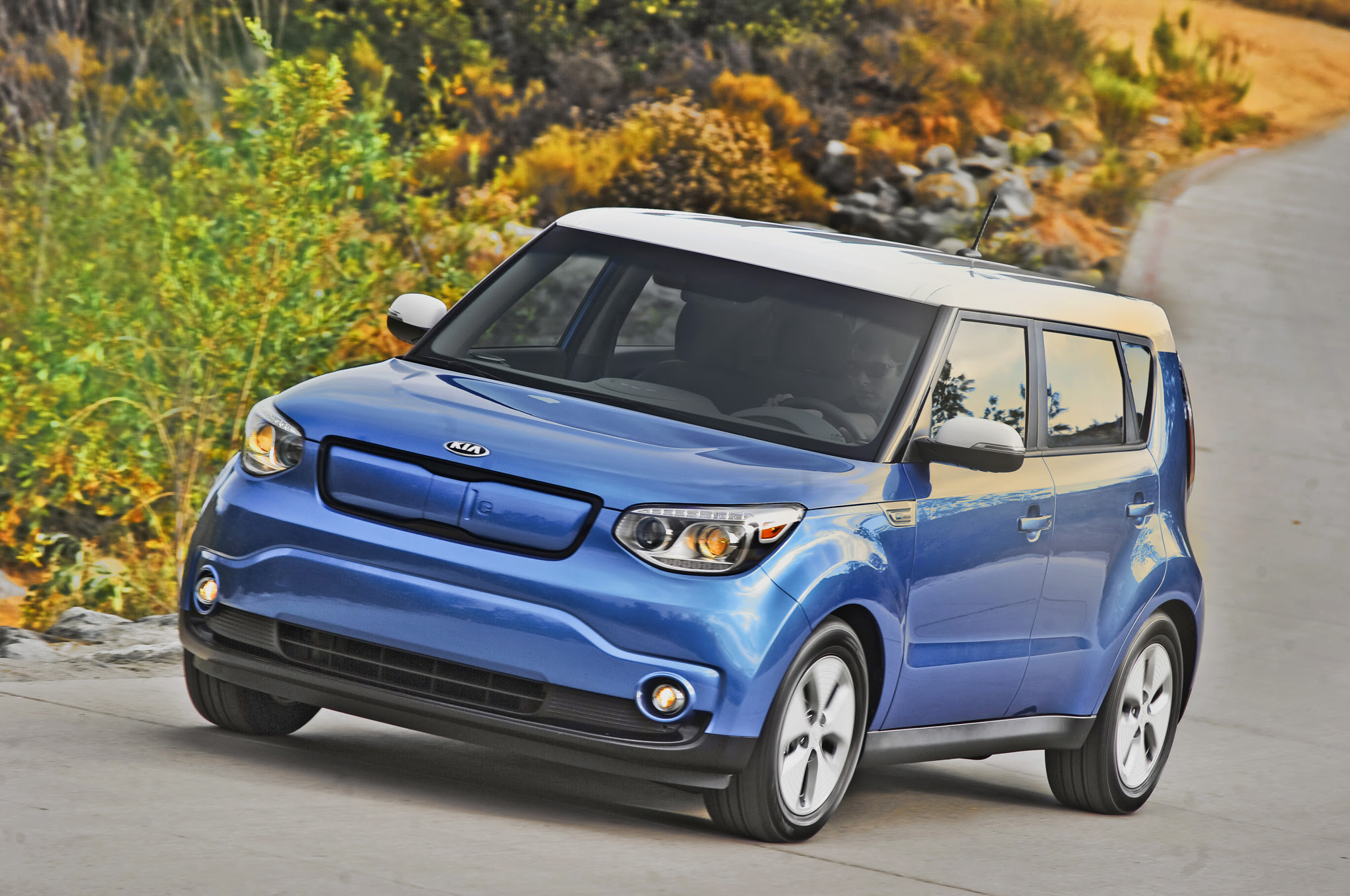 2016-Kia-Soul-EV-front-three-quarter-05