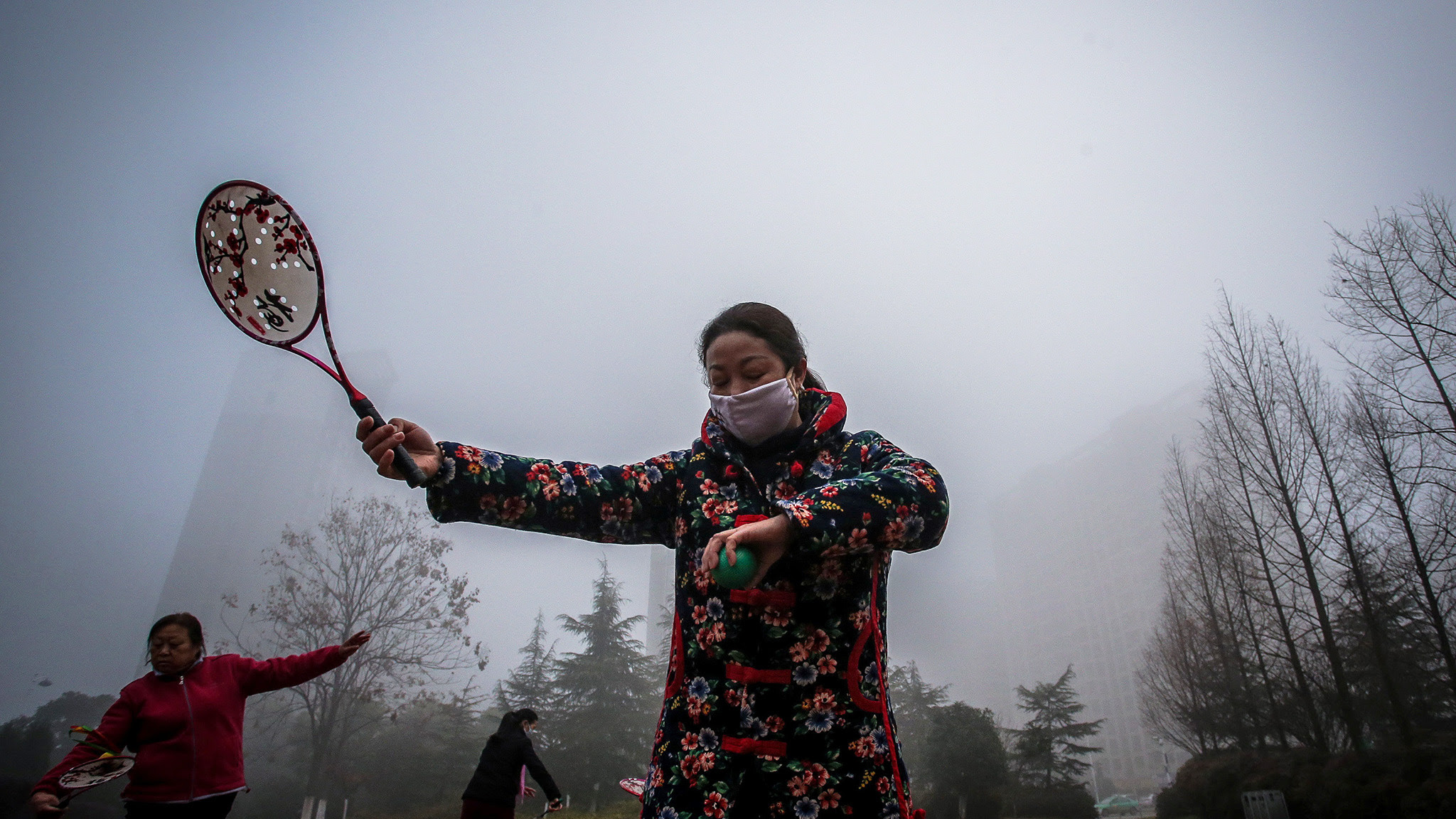 People exercise among heavy smog in Hefei