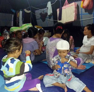 Ambon, Malukupost.com - Sebanyak 82 orang pengungsi atau 26 kepala keluarga (KK) korban kebakaran di kawasan Kapaha Ambon masih menempati tenda pengungsian. "Sampai saat ini 26 KK atau 82 jiwa pengungsi kebakaran di Kapaha 2 Juni 2017 lalu, masih diberikan kesempatan untuk menempati tenda pengungsian sambil menunggu proses pembangunan rumah warga," kata Kepala Badan Penanggulangan Bencana Daerah (BPBD) Kota Ambon Enrico Matitaputty, di Ambon, Jumat (30/6).