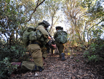 לוחמים ביער מצב כריעה (צילום: במחנה ,במחנה)