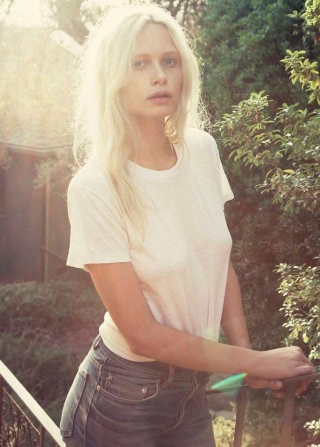 Le Fashion Blog -- Model Crush: Delilah Parillo with blonde textured wavy hair in a tee and denim -- Via Erin Lee Smith -- photo Le-Fashion-Blog-Model-Crush-Delilah-Parillo-Blonde-Wavy-Hair-Tee-Denim-Via-Erin-Lee-Smith.jpg