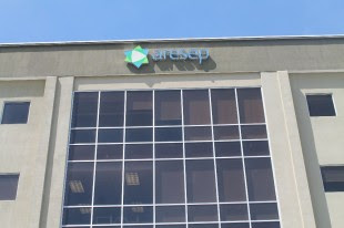 Cooperativas y empresas distribuidoras de energía mantienen en pie denuncia contra Aresep