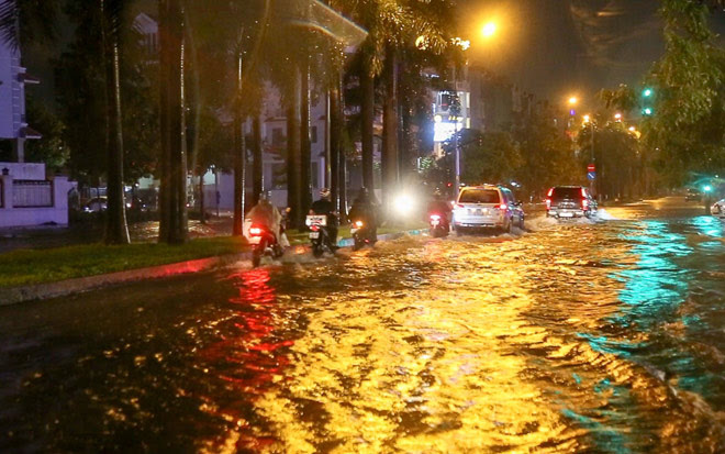 Có “quái vật” hút nước, đường phố SG vẫn thành “sông” sau cơn mưa - 11
