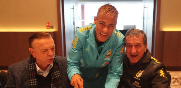 Neymar corta pedaço de bolo ao lado de Carlos Alberto Parreira e José Maria Marín