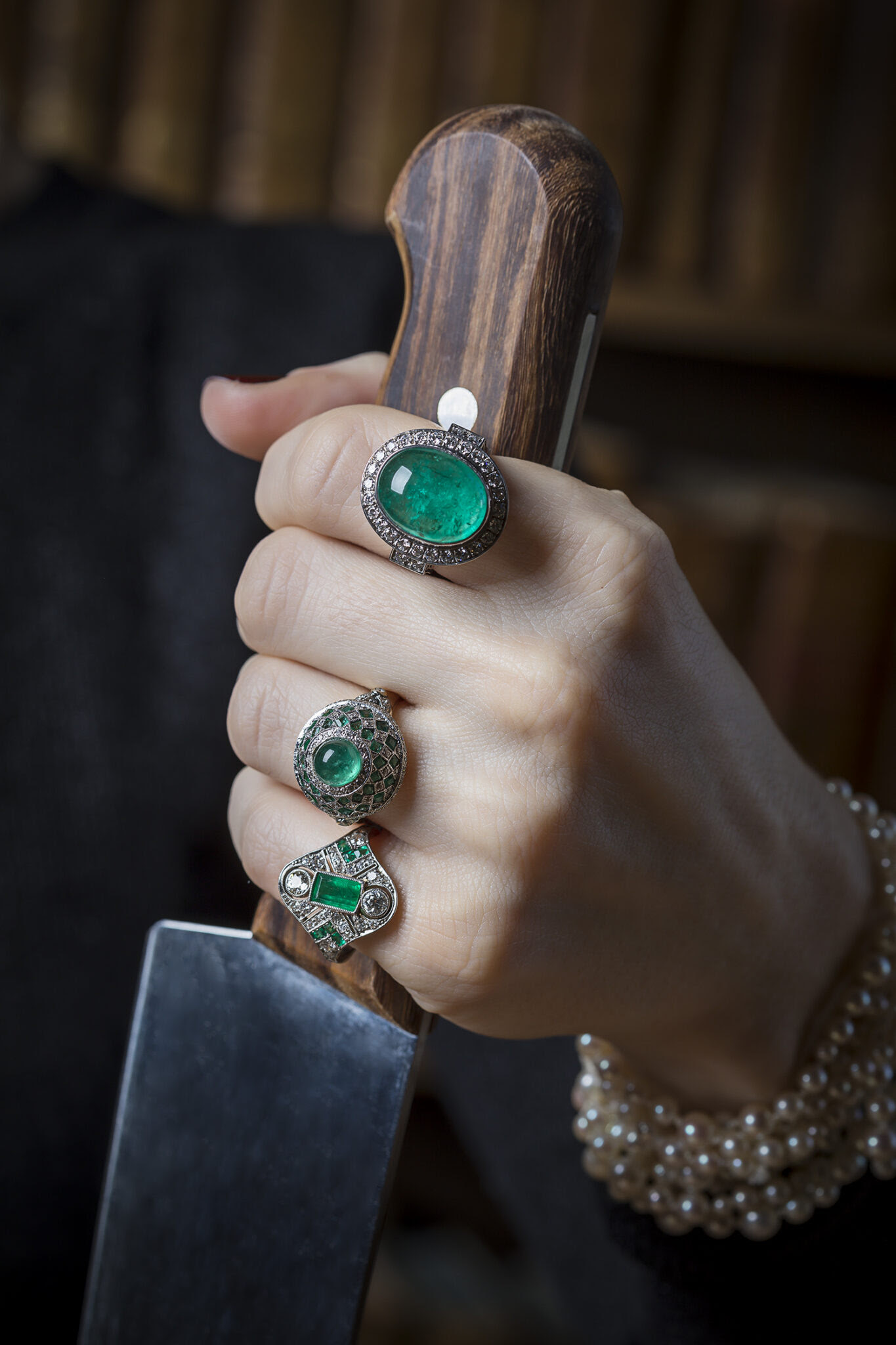 1970s 10ct cabochon-cut emerald ring â