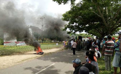 Saumlaki, Malukupost.com - sekitar 1.000-an demonstran dari pendukung pasangan calon bupati dan calon wakil bupati Dharma Oratmangun – Markus Faraknimela yang dikenal dengan jargon DOA, Jumat siang pukul 14:30 WIT berdemonstrasi di depan kantor Komisi Pemilihan Umum (KPU) Kabupaten Maluku Tenggara Barat (MTB). Mereka mendesak KPU setempat untuk menghentikan sementara proses rekapitulasi perolehan suara Pilkada di setiap kecamatan sambil menunggu proses hukum terkait dugaan pelanggaran pilkada yang sedang ditindaklanjuti oleh Gabungan penegakan hukum terpadu (GAKKUMDU) atas dugaan pelanggaran pidana pemilu yang diduga dilakukan oleh penyelenggara Pilkada maupun calon bupati nomor urut satu, Petrus Fatlolon.