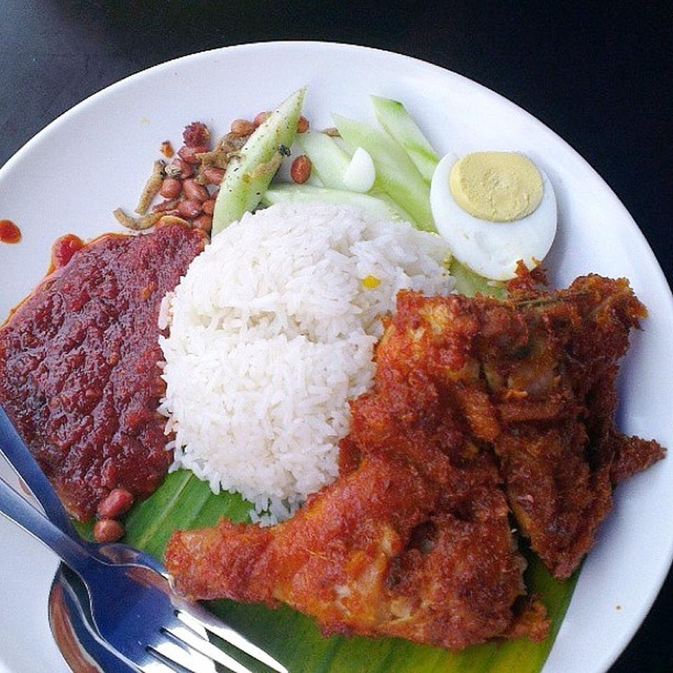 Nasi Lemak Kukus Ayam Rempah – Asap Dapur