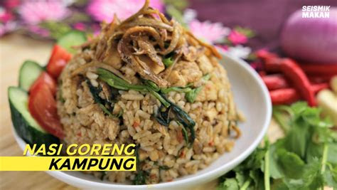 Tumis bawang putih, bawang merah dan cabai merah sampai harum. Resepi Nasi Goreng Kampung Basic (Mudah Dan Sedap!)