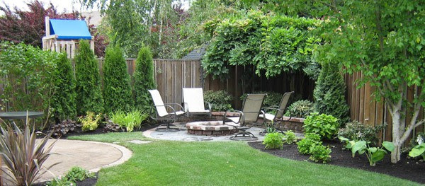 Small Backyard Landscape - The Seasoned Homemaker